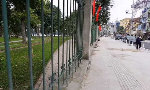 Vỉa hè 2 bên rộng tới 5 m, là nơi lý tưởng để người dân dạo phố, tập thể dục.