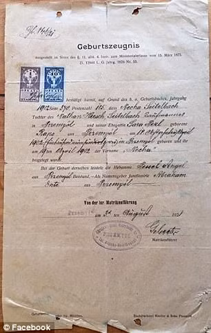 Trên một số tài liệu, người ta dễ dàng nhận thấy biểu tượng của Đức quốc xã xuất hiện trên đó.