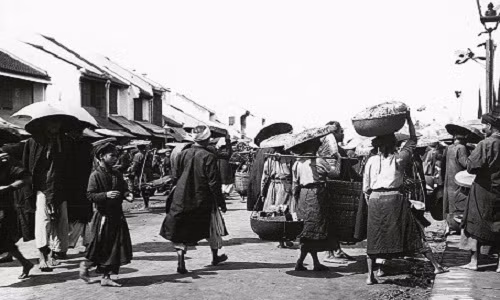Khung cảnh sầm uất tại một phiên chợ.