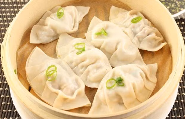 Cụ thể, người Trung Quốc sẽ lấy một vài đồng tiền xu rửa sạch rồi gói vào trong nhân bánh sủi cảo.