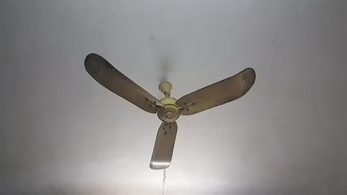 Chiếc quạt trần bền bỉ theo năm tháng. Ảnh: Nhật Linh