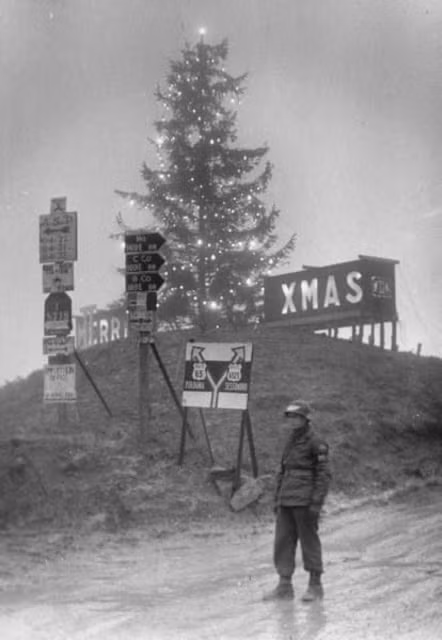 Những người lính trang hoàng lộng lẫy cây thông dịp Giáng sinh tại mặt trận Italy năm 1944.