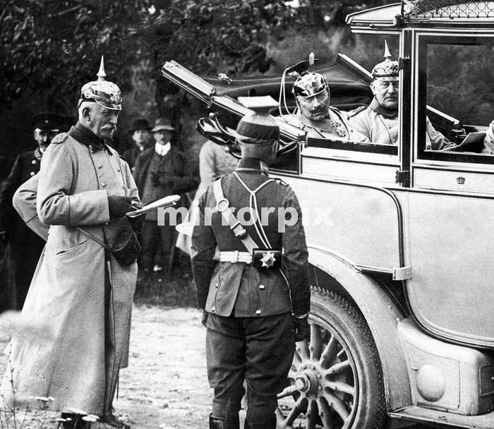 Tướng Đức Kaiser Wilhelm II nghe một sĩ quan báo cáo tình hình chiến trận mới nhận được. Ảnh chụp năm 1916.