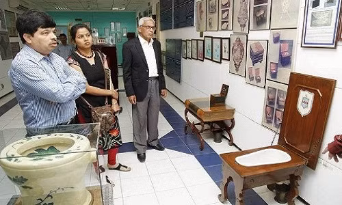 Bảo tàng trưng bày toilet Sulabh nằm ở ngoại ô thành phố New Delhi (Ấn Độ) là nơi lưu giữ và trưng bày hàng trăm món đồ liên quan đến toilet như toilet của Pháp với bề ngoài giống như một chồng sách... Mở cửa từ năm 1992, cho đến này, bảo tàng đã đón được khoảng 100.000 khách tới tham quan.