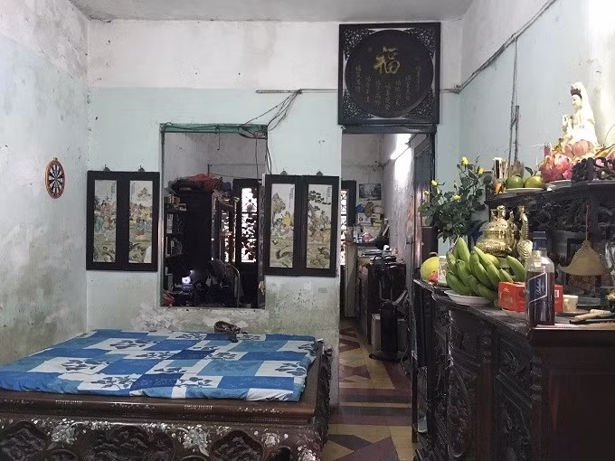Hiện, các căn nhà ống ở phố cổ với kiến trúc như của gia đình ông Thái An hầu như biến mất. Căn nhà của gia đình ông Thái An may mắn vẫn giữ được nguyên vẹn. Ảnh: Thanh Hải.