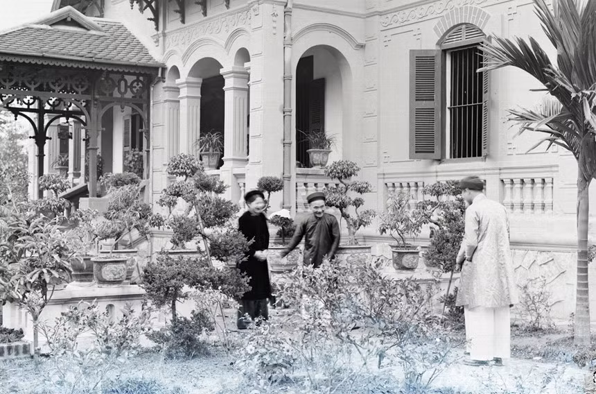 Ngày đầu năm mới, mọi người đi thăm hỏi, chúc tết người thân và bạn bè.