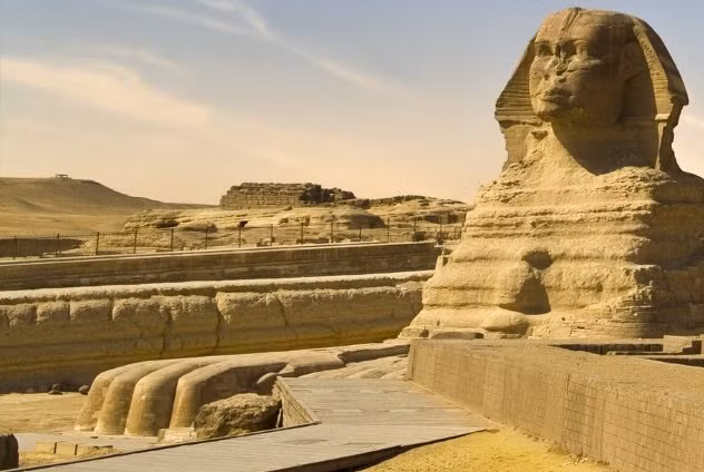 Tuy nhiên, cũng có giả thuyết cho rằng tượng Nhân sư Giza được người Ai Cập xây dựng thực chất là chân dung của pharaoh Khafre.