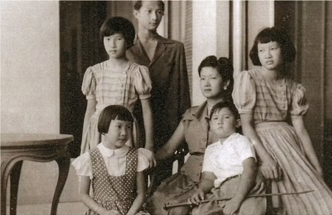 Bà Nam Phương và các con những ngày đầu sang Pháp.