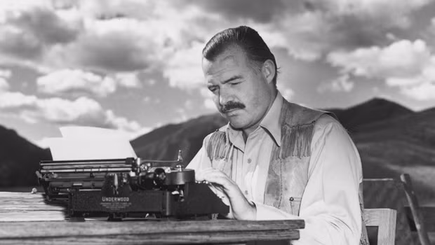 Bên cạnh tác phẩm "Ông già và biển cả", nhà văn Hemingway còn ghi dấu ấn trong lòng bạn đọc qua nhiều cuốn tiểu thuyết khác có thể kể đến như: Chuông nguyện hồn ai, Giã từ vũ khí...