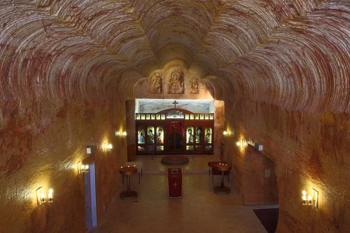 Thêm nữa, sở dĩ đa số người dân ở Coober Pedy sống trong những ngôi nhà trong lòng đất là vì nhiệt độ ở đây luôn ổn định, mát mẻ ngay cả khi nhiệt độ trên mặt đất vào mùa Hè có thể lên tới 50 độ C hay cao hơn.