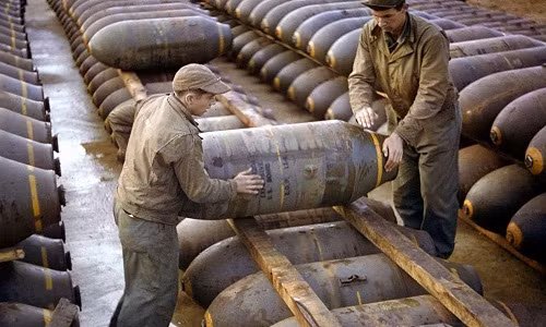Hai người lính Mỹ vận chuyển cẩn thận từng quả bom tại kho đạn dược năm 1944. Trong Thế chiến 2, phe Đồng minh và phe phát xít đã sử dụng lượng lớn đạn dược, vũ khí nguy hiểm và gây ra cái chết của hàng triệu người.