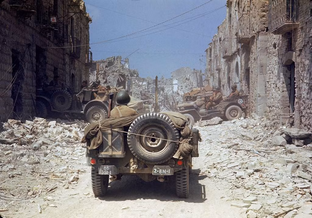 Lính Mỹ lái xe jeep tại một thị trấn gần như bị phá hủy hoàn toàn tại Italy tháng 5/1944.