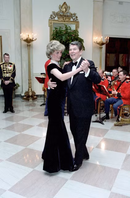 Công nương Diana khiêu vũ với Tổng thống Mỹ Ronald Reagan.