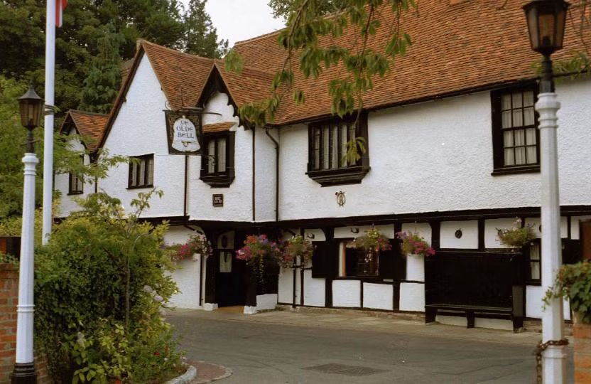 Olde Bell, Berkshire, Anh: Khách sạn Olde Bell được thành lập năm 1135, là nhà nghỉ cho du khách đến nhà thờ Benedictine gần đó. Trong hàng trăm năm, tiếng chuông Sanctus báo hiệu cho các tu sĩ biết rằng một vị khách quan trọng đã đến làng. Ngày nay, chuông Sanctus vẫn treo trên cửa của Olde Bell như một dấu hiệu chào đón du khách. Ảnh: Zinzins.