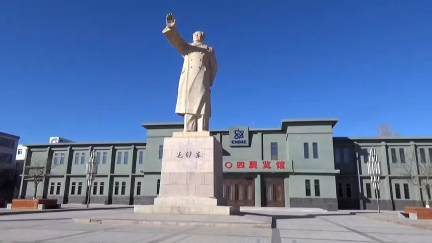 Một bức tượng của Mao Trạch Đông được dựng ở quảng trường tại thị trấn, nơi hàng nghìn người vẫn đang sinh sống. Ngay cả khi các nhà khoa học đã giành được sự công nhận cho công việc của họ, một số bí mật của nhà máy 221, phần còn lại của quá khứ vẫn chưa được công bố. Ngày nay, các cựu chiến binh của dự án tự hào nói về cách họ giúp tạo ra lá chắn hạt nhân của Trung Quốc. Một bảo tàng, hiện vẫn chưa cho phép người nước ngoài tham quan, trưng bày những hiện vật và thông tin cho biết vũ khí đã được chế tạo để chống lại những mối nguy đe dọa Trung Quốc từ Mỹ và Liên Xô.