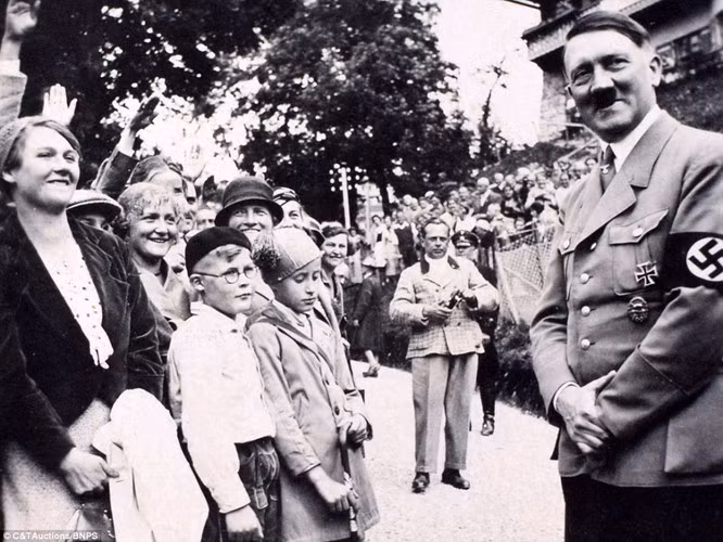  Trùm phát xít Hitler là một trong những nhân vật nổi tiếng nhất Chiến tranh thế giới 2. Cuộc sống riêng của nhà độc tài Đức quốc xã trở thành chủ đề lớn.