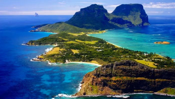 Đảo Lord Howe, Australia: Nằm cách bờ biển New South Wales 700 km, Lord Howe là một hòn đảo kho báu, được Unesco công nhận là di sản thế giới có thiên nhiên đa dạng với núi, đồi, thung lũng và các loài thực vật, sinh vật phong phú. Hòn đảo có khoảng 75% thực vật nguyên thủy với 241 loài thực vật bản địa, trong đó có 113 loài chỉ có thể tìm thấy ở đây. Bên cạnh đó, nơi đây cũng có những bãi biển đẹp, nguyên sơ cùng các nhiều rạn san hô. Ảnh: Citiestips.