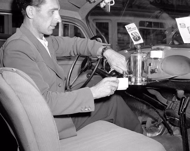 Năm 1950, một tài xế giới thiệu máy nước nóng được trang bị trên ô tô có thể dùng để pha cafe, luộc trứng hay cạo râu...