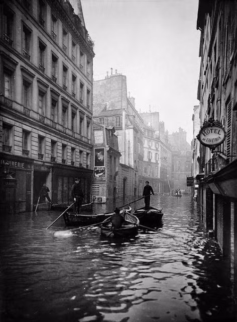 Cư dân Paris phải dùng thuyền đi lại khi thành phố chìm trong nước lũ.
