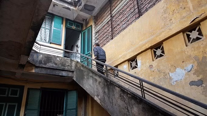 Nhà được xây dựng theo kiểu bám theo mặt phố để tiện lợi cho việc buôn bán, bố cục hình ống, chia thành nhiều lớp, có chức năng sử dụng khác nhau và được thông gió, lấy sáng tự nhiên bằng các giếng trời. Ảnh: Nhật Linh.
