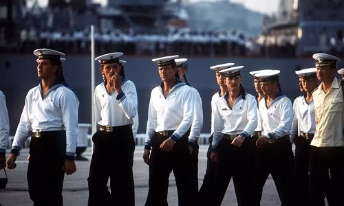 Trong chuyến thăm thành phố Sevastopol năm 1989, thủy thủ đoàn trên hai tàu hải quân Mỹ USS Thomas S. Gates (CG-51) và USS Kauffman (FFG-59) được người dân địa phương chào đón nồng nhiệt.