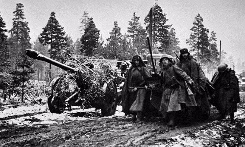 Binh sĩ Liên Xô ngụy trang các vũ khí "khủng" trong cuộc chiến với phát xít Đức tại Leningrad.