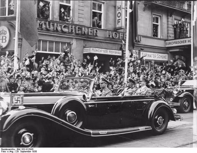 Trong thời gian ngồi tù, Hitler viết cuốn hồi ký "Mein Kampf" (Cuộc đấu tranh của tôi).