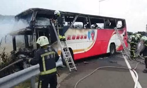 Xe bus bốc cháy trên cao tốc Đài Loan khiến 26 người thiệt mạng. Ảnh: China News Service.