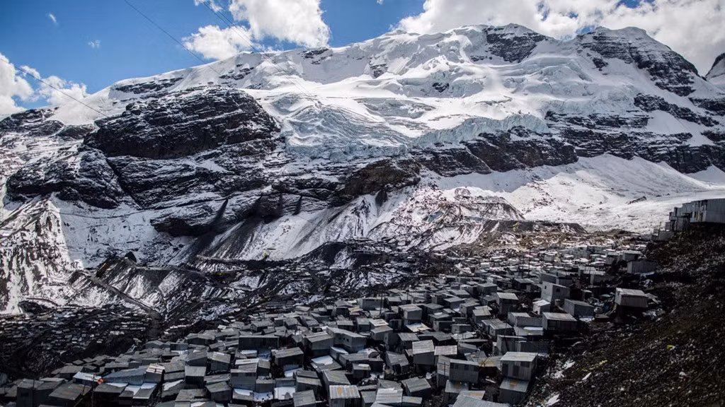 Thị trấn khai thác vàng La Rinconada ở Peru là một trong những nơi đặc biệt nhất thế giới. Nằm trong dãy núi Andes và ở độ cao hơn 5.000m, La Rinconada là nơi có người sinh sống cao nhất trên Trái đất.