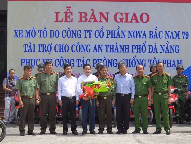 Ông Vũ "nhôm" nhận hoa từ Công an Đà Nẵng tại buổi lễ tặng xe.