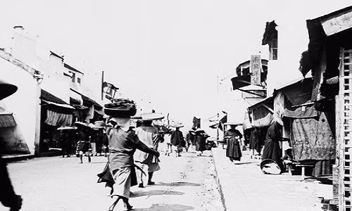 Phố Hàng Đào tấp nập người qua lại. Ảnh: Firmin-André Salles.