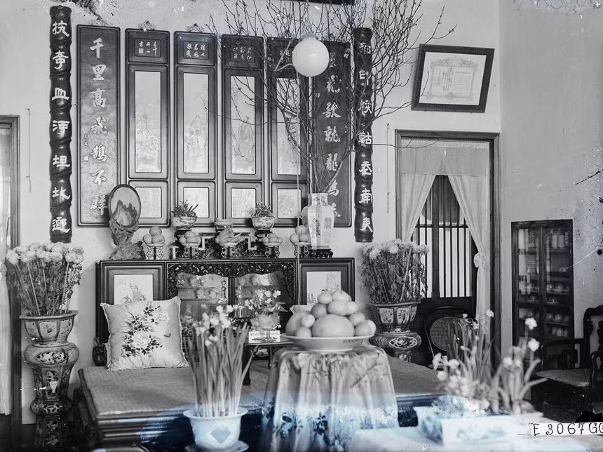 Một gia đình chuẩn bị tết âm lịch đầy đủ với nhiều loại hoa quả và dọn dẹp nhà cửa sạch sẽ.