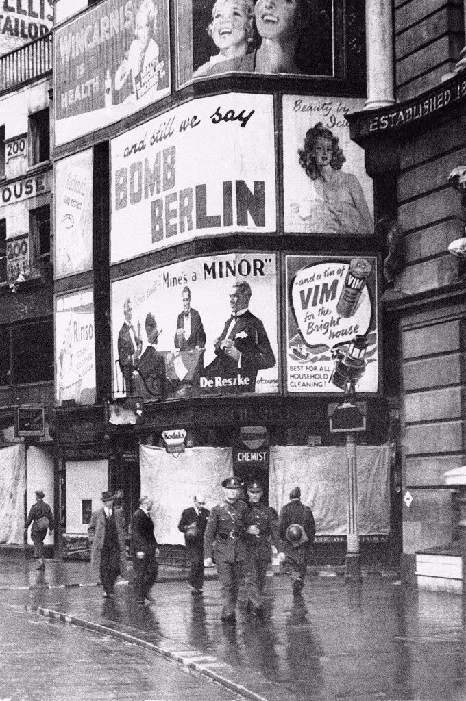Binh sĩ Anh trên đường phố London tháng 10/1940.