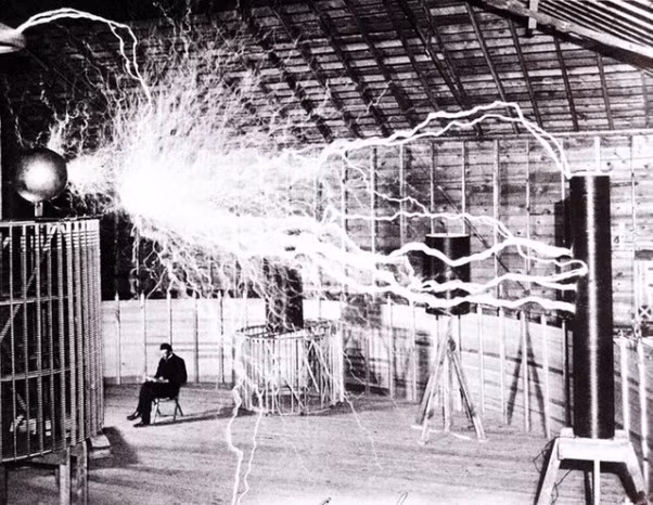 Không chỉ tới tham quan nơi làm việc của bạn thân, Mark Twain còn tình nguyện tham gia vào thí nghiệm về dao động cơ khí có thể tạo ra dòng điện xoay chiều của Nikola Tesla.
