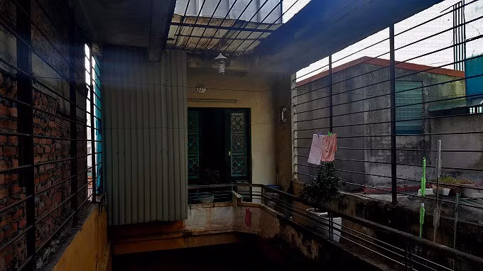 Mặc dù con cái đều thành đạt, có điều kiện nhưng ông Thái An cho biết, mình không có ý định sơn sửa lại nhà. Vì ông muốn giữ vẻ rêu phong, cũ kỹ của ngôi nhà cổ này. Ảnh: Nhật Linh