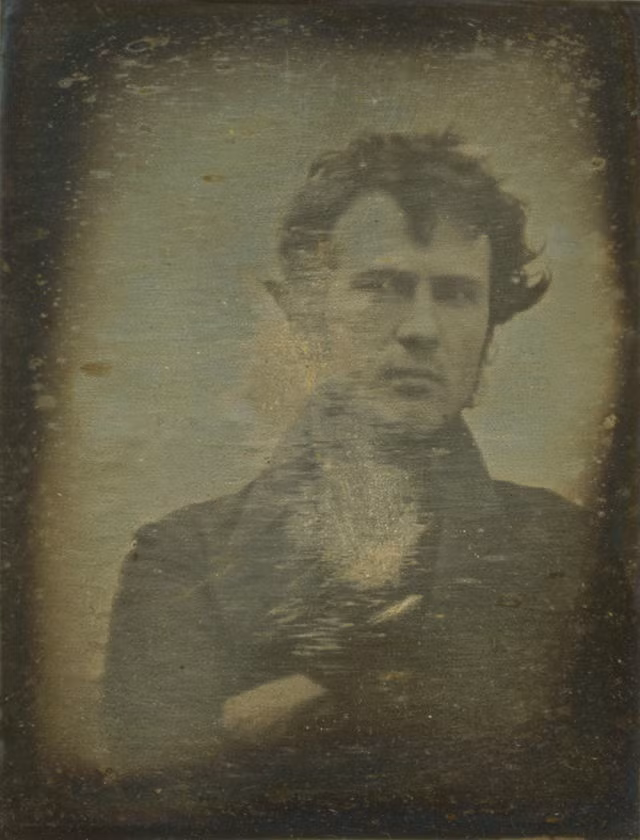 Bức ảnh "tự sướng" đầu tiên trong lịch sử. Nó được Robert Cornelius chụp năm 1839.