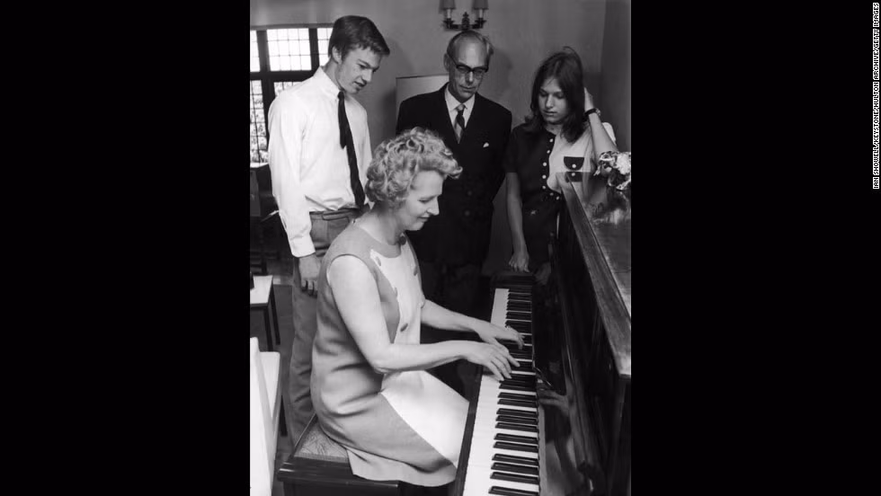 Vào năm 1970, bà Margaret Thatcher giữ chức Bộ trưởng Giáo dục và Khoa học.