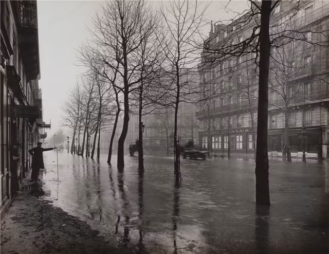 Nước sông Seine dâng lên cao, tràn bờ và gây ngập lụt tại nhiều khu vực trong thành phố Paris.