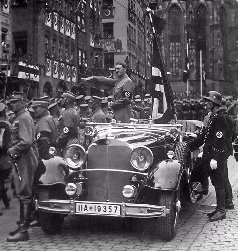 Trùm phát xít Hitler từng bị tống vào tù năm 1923 khi tham gia cuộc biểu tình chống chính phủ.