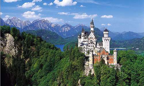 Tên của lâu đài Neuschwanstein có nghĩa là Thiên nga Đá Mới (New Swan Stone) xuất phát từ nhân vật hiệp sĩ “Swan Knight” trong nhạc kịch của soạn giả kiêm nhạc trưởng Richard Wagner.