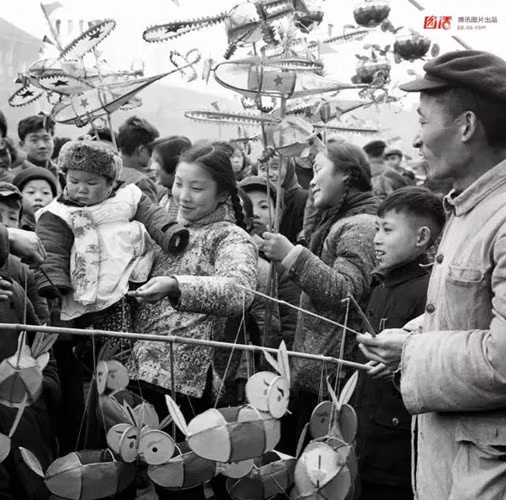 Người dân ở Nam Kinh, tỉnh Giang Tô mua những chiếc đèn lồng với đủ các kiểu dáng, màu sắc trong dịp Tết Âm lịch năm 1961.