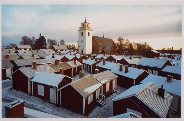 Thành phố nhà thờ Gammelstad, Thụy Điển: Thành phố nhà thờ nằm ở Lulea nằm ở khu vực Lapland, Thụy Điển được Unesco công nhận là di sản thế giới vào năm 1996. Nơi đây là ví dụ lớn nhất và được bảo tồn tốt nhất trên thế giới về ngôi làng của người Scandinavia với hơn 400 ngôi nhà nằm quanh một nhà thờ đá thời trung cổ. Những ngôi nhà nhỏ màu đỏ được xây dựng để mọi người có thể ở lại qua đêm sau khi tham dự lễ ở nhà thờ. Hiện nay, đa số các ngôi nhà đều thuộc sở hữu tư nhân. Ảnh: Pinterest.