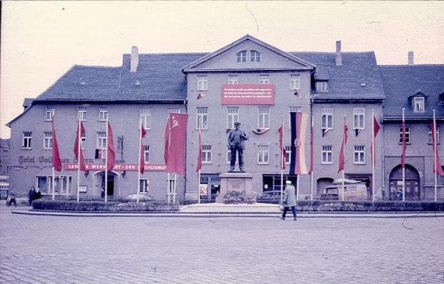 Tượng Lenin được đặt phía trước một tòa nhà ở Đông Đức năm 1960.