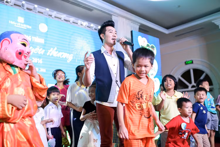 Ngoài ra, chương trình còn mang đến không gian ấm áp và tiếng cười hạnh phúc cho các em qua các tiết mục trình diễn đa dạng và vui nhộn như múa lân, xiếc và biểu diễn văn nghệ thiếu nhi đặc sắc.