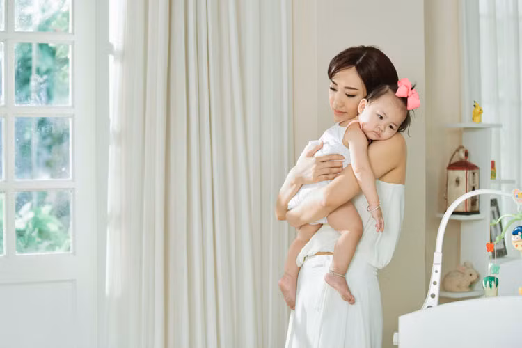 Bên cạnh những hình ảnh mới nhất, Maya và ê kíp cũng hé lộ thêm trailer đầy xúc động của “Giọt nước mắt khi con chào đời”. Không chỉ thể hiện sự hạnh phúc khi vui đùa bên con gái, Maya còn bật khóc khi cất câu hát: “Giọt nước mắt lẫn trong nụ cười, giọt nước mắt chứa chan niềm vui, giọt nước mắt cho bao ngày qua, chờ mong con yêu đến với cuộc sống của mẹ…”.