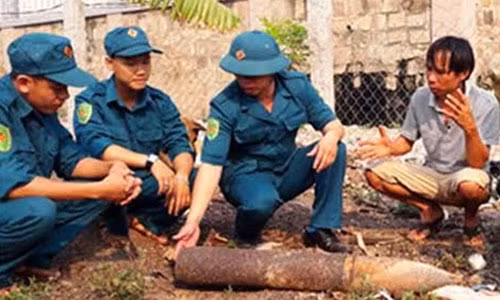 Dan phao gan nua ta tu tren troi roi xuong nha dan