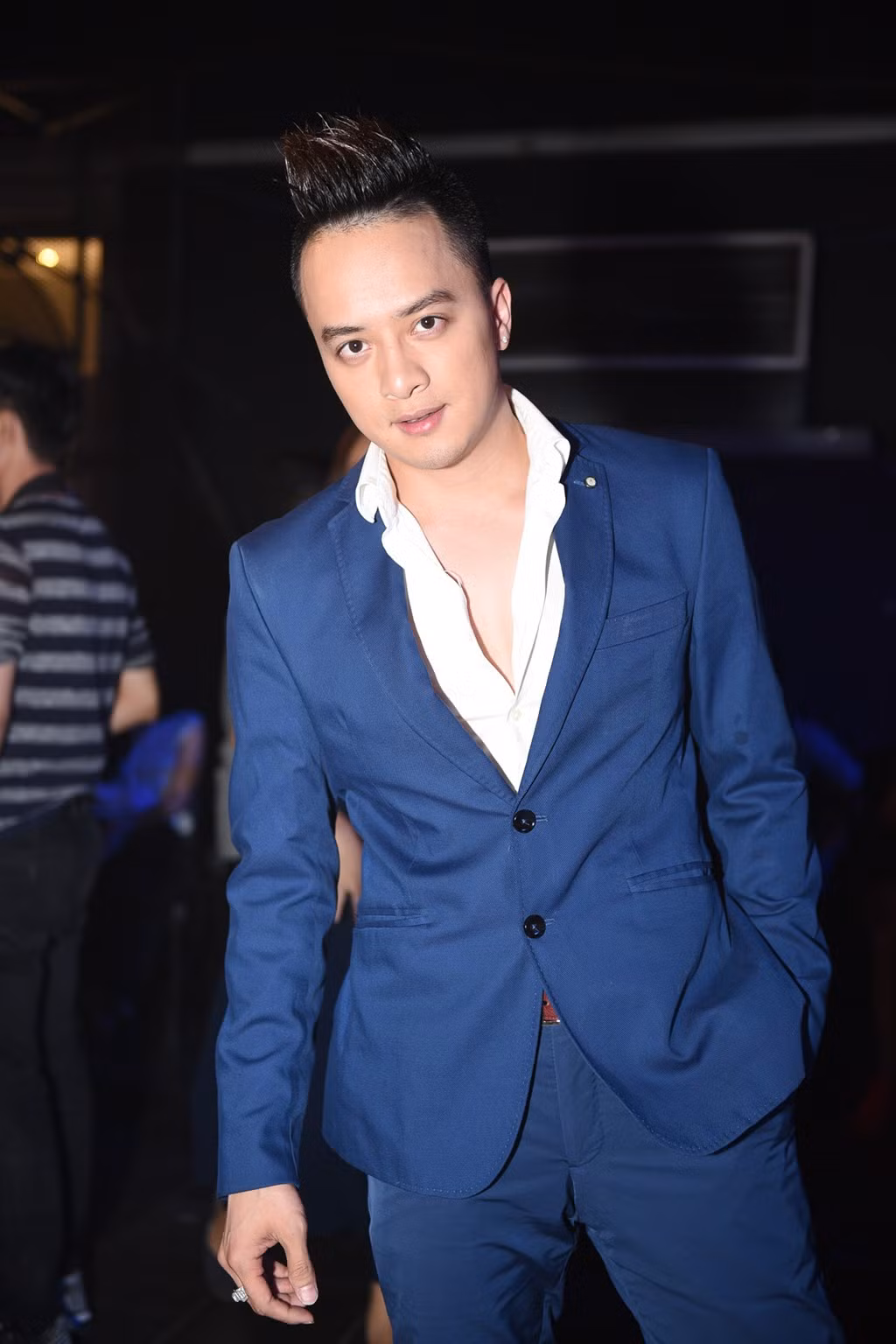 Cao Thái Sơn trở về từ chuyến du lịch ở Mỹ cũng dành thời gian đến ủng hộ 9 thí sinh Hoa khôi áo dài.