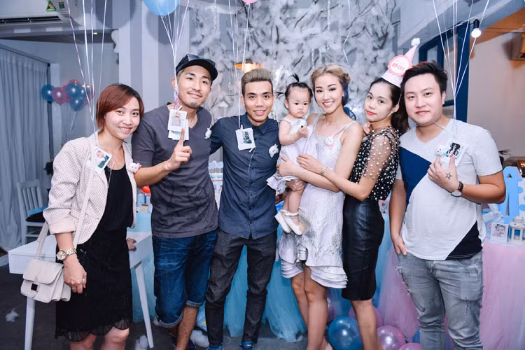 Suốt thời gian diễn ra tiệc mừng tuổi mới của con gái, Maya luôn thể hiện sự vui vẻ, rạng rỡ khi nhìn thấy con gái mình ngày càng khôn lớn.