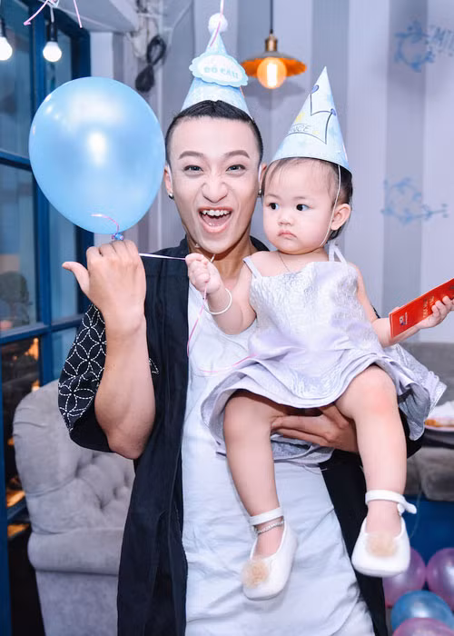 Biên đạo Tô Lâm bồng con gái Maya.