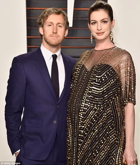 Anne Hathaway sinh con trai dau long